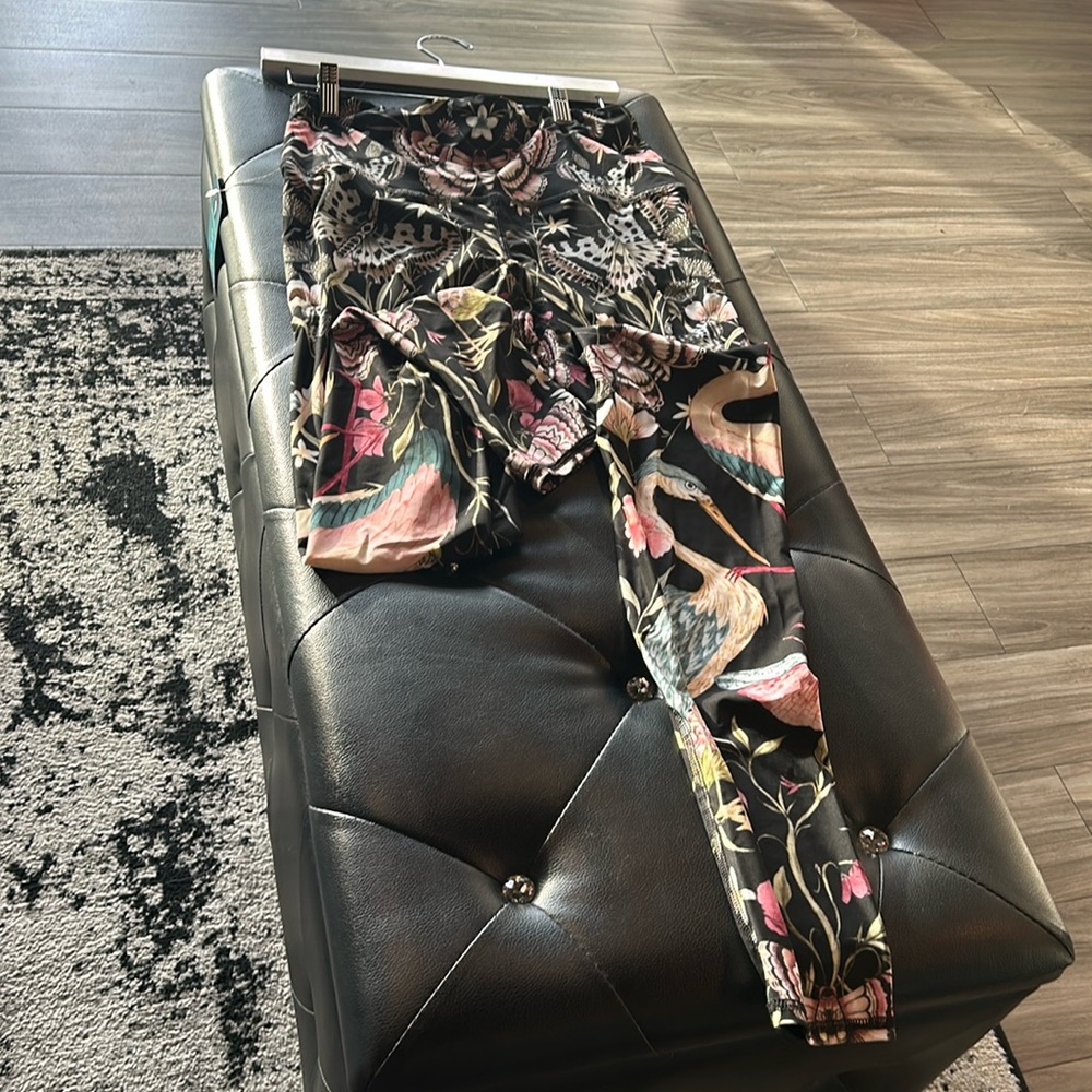 BNWT Yoga Democracy High Roae leggings in stunning chinoiserie print!